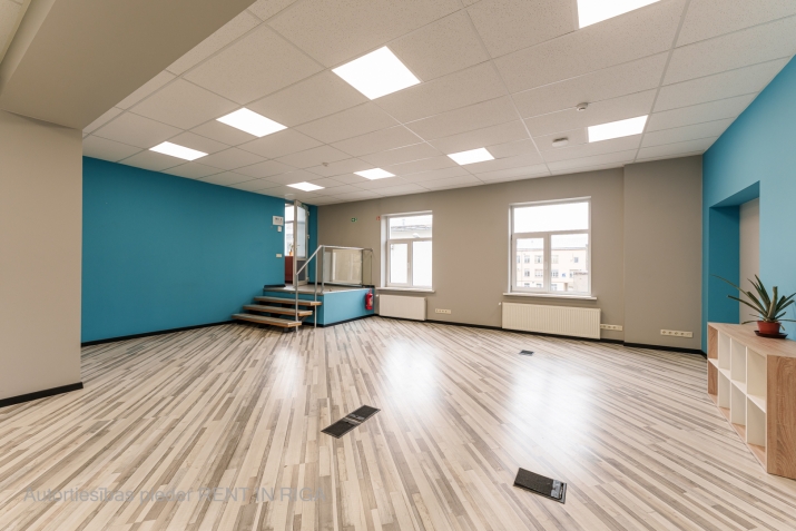 Объявление. Сдается офисное помещение с собственной террасой на крыше в Вефе в округе.  + 2 этаж; + 164м2; + Цена: 984 EUR/мес. Foto #2