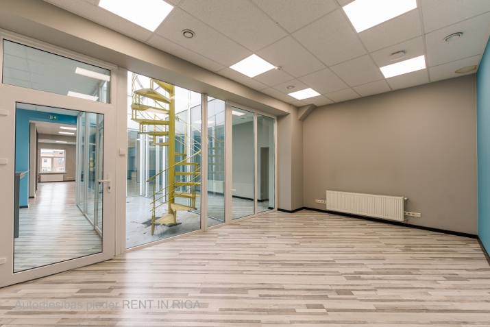 Объявление. Сдается офисное помещение с собственной террасой на крыше в Вефе в округе.  + 2 этаж; + 164м2; + Цена: 984 EUR/мес. Foto #6