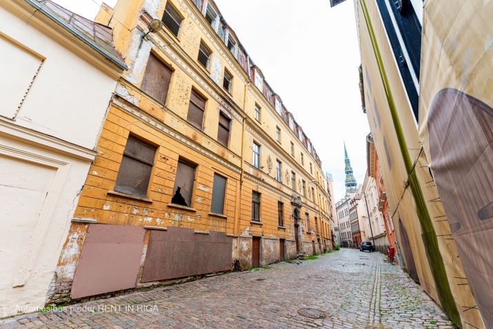 Объявление. 4-этажное здание в аварийном состоянии в Старой Риге.  При реконструкции жилого дома и Цена: 1.5e+06 EUR Foto #1
