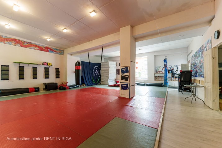 Sludinājumi. Tiek iznomātas plašas telpas. Telpas pašlaik ir pielāgotas sporta klubam.  3 atsevišķas zālēs Cena: 3500 EUR/mēn Foto #7