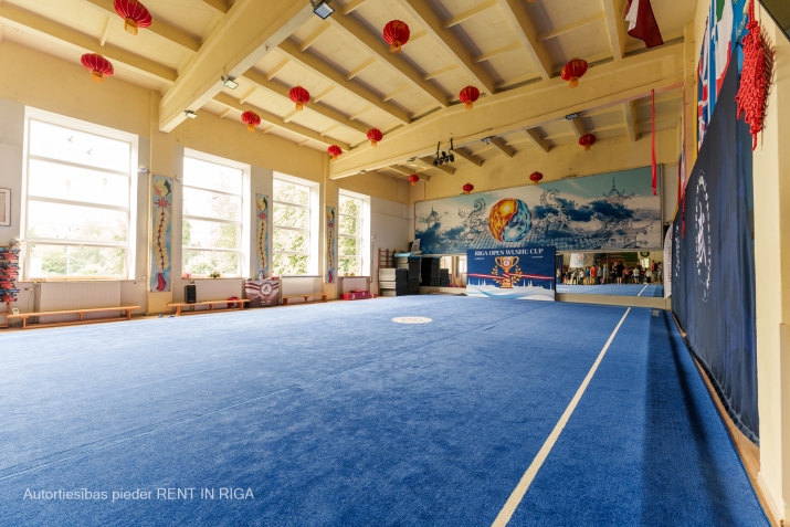 Sludinājumi. Tiek iznomātas plašas telpas. Telpas pašlaik ir pielāgotas sporta klubam.  3 atsevišķas zālēs Cena: 3500 EUR/mēn Foto #1