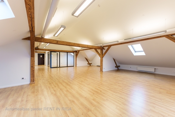 Объявление. Birojs Spīķeru kvartālā, renovētā ēkā, mansardā.  Platība sastāv no vienas lielas telpas (iespēja Цена: 975 EUR/мес. Foto #2