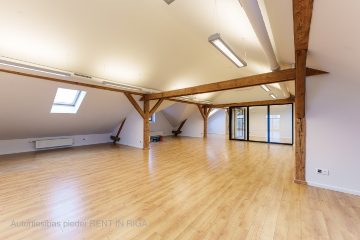 Объявление. Birojs Spīķeru kvartālā, renovētā ēkā, mansardā.  Platība sastāv no vienas lielas telpas (iespēja Цена: 975 EUR/мес. Foto #4