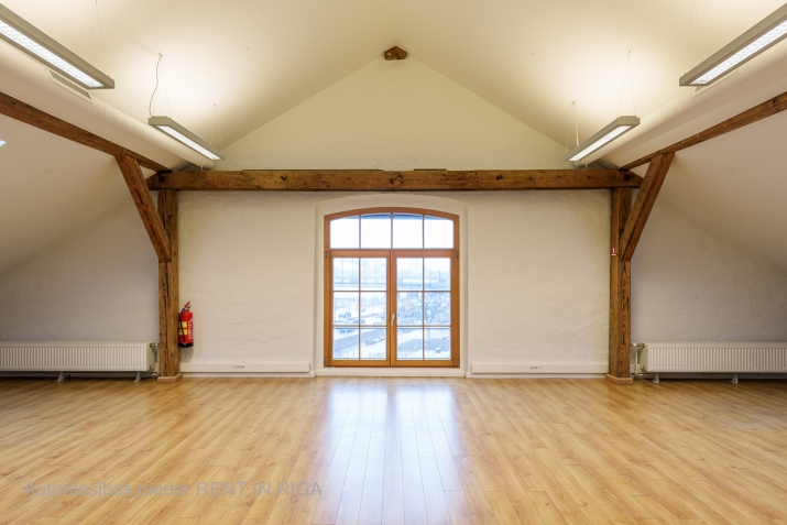 Объявление. Birojs Spīķeru kvartālā, renovētā ēkā, mansardā.  Platība sastāv no vienas lielas telpas (iespēja Цена: 975 EUR/мес. Foto #5