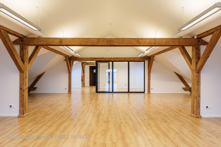 Объявление. Birojs Spīķeru kvartālā, renovētā ēkā, mansardā.  Platība sastāv no vienas lielas telpas (iespēja Цена: 975 EUR/мес. Foto #3