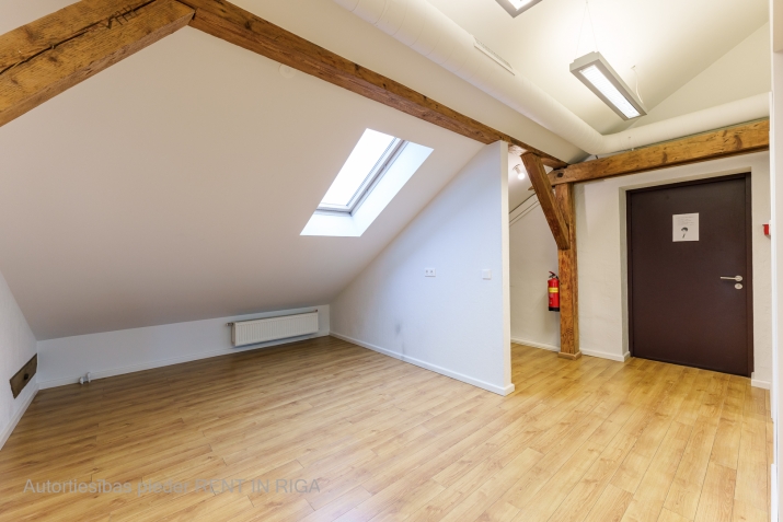 Объявление. Birojs Spīķeru kvartālā, renovētā ēkā, mansardā.  Platība sastāv no vienas lielas telpas (iespēja Цена: 975 EUR/мес. Foto #9