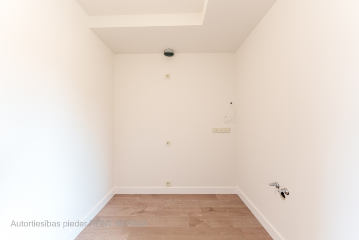 Sludinājumi. 2 - istabu dzīvoklis, atrodas 12 stāvu ēkā, no tās paveras unikāls skats uz Pētersalu un Cena: 113100 EUR Foto #3