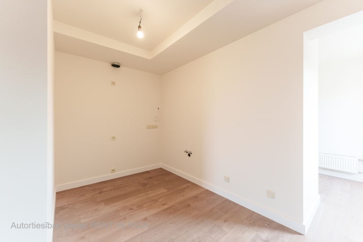 Sludinājumi. 2 - istabu dzīvoklis, atrodas 12 stāvu ēkā, no tās paveras unikāls skats uz Pētersalu un Cena: 113100 EUR Foto #4