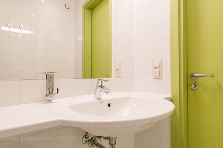 Sludinājumi. 2 - istabu dzīvoklis, atrodas 12 stāvu ēkā, no tās paveras unikāls skats uz Pētersalu un Cena: 113100 EUR Foto #8