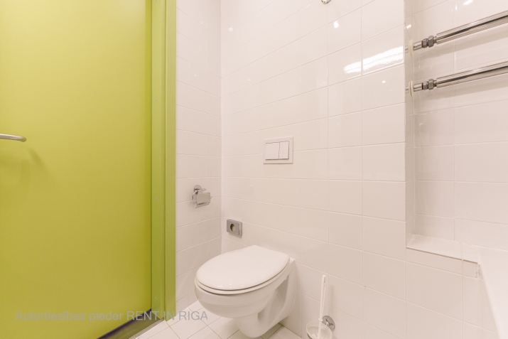 Sludinājumi. 2 - istabu dzīvoklis, atrodas 12 stāvu ēkā, no tās paveras unikāls skats uz Pētersalu un Cena: 113100 EUR Foto #9