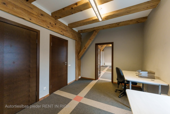 Sludinājumi. Birojs Spīķeru kvartālā, renovētā ēkā.  Platība sastāv no 2 lielām telpām (iespēja dalīt), 3 Cena: 1700 EUR/mēn Foto #4