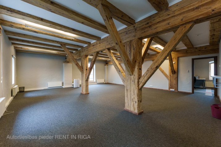 Sludinājumi. Birojs Spīķeru kvartālā, renovētā ēkā.  Platība sastāv no 2 lielām telpām (iespēja dalīt), 3 Cena: 1700 EUR/mēn Foto #1