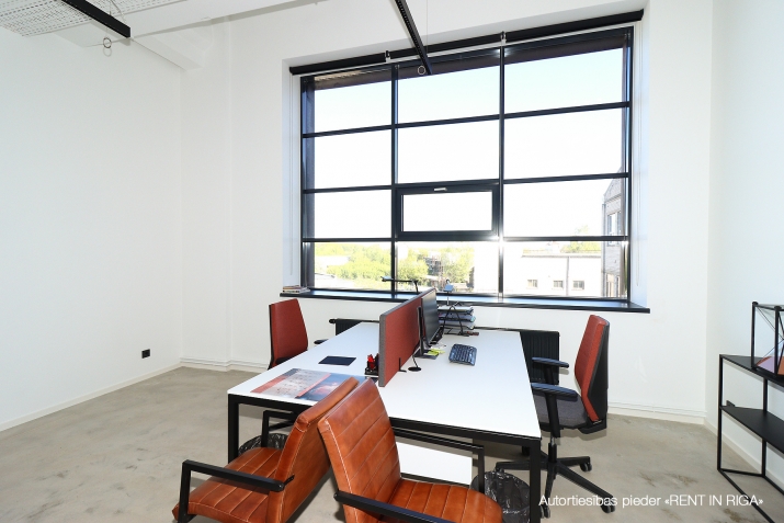 Sludinājumi. Tiek piedāvātas modernas biroja telpas nomai.   + Kādreizējās rūpnīcas Rīgas adītājs ēkas kļuvušas Cena: 2147 EUR/mēn Foto #8