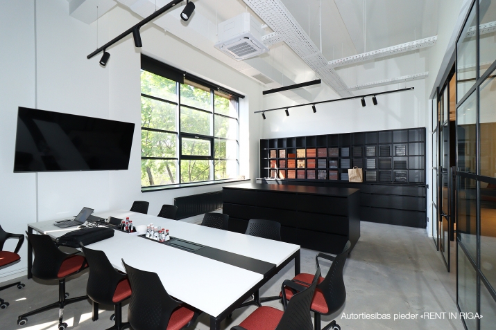 Sludinājumi. Tiek piedāvātas modernas biroja telpas nomai.   + Kādreizējās rūpnīcas Rīgas adītājs ēkas kļuvušas Cena: 2147 EUR/mēn Foto #9