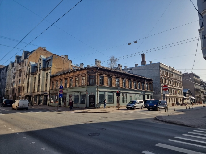 Объявление. Превосходный пример деревянной архитектуры в центре Риги.  Площадь земельного участка 577м2 Цена: 450000 EUR Foto #3