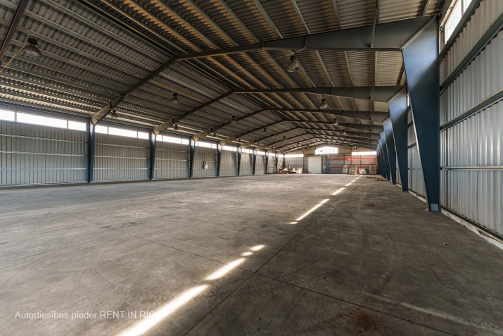 Sludinājumi. Iznomā jaunu angāru Ilzenes ielā 18  + platība - 1880m2 + Nomas cena - 3 EUR/m2 + Vārtu augustums - Cena: 3910 EUR/mēn Foto #1