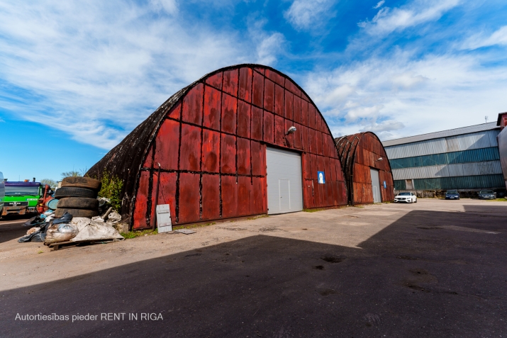Sludinājumi. Iznomā neapkurināmu angāru Ilzenes ielā 18  + platība - 473m2  + nomas cena - 2,50 EUR/m2 + Vārtu Cena: 1183 EUR/mēn Foto #1