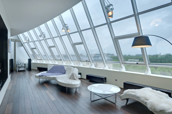 Sludinājumi. Tiek īzīrēts mēbelēts, pilnībā aprīkots dzīvoklis ar plašu jumta terasi.  Dzīvokļa kopējā platība Cena: 2600 EUR/mēn Foto #3