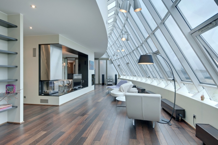 Sludinājumi. Tiek īzīrēts mēbelēts, pilnībā aprīkots dzīvoklis ar plašu jumta terasi.  Dzīvokļa kopējā platība Cena: 2600 EUR/mēn Foto #1