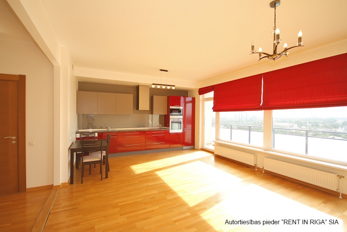 Sludinājumi. Lieliska iespēja iegādāties gaišu un saulainu augšējā stāva dzīvokli par saprātīgu cenu, no Cena: 180000 EUR Foto #1