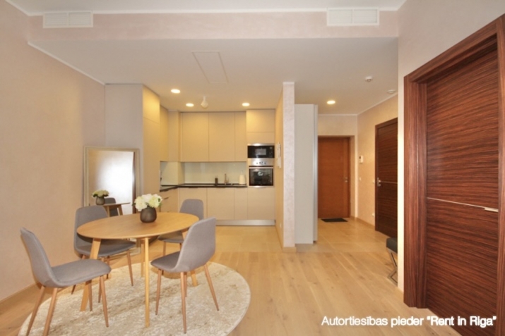 Sludinājumi. Tiek izīrēts mēbelēts, aprīkots 2-istabu dzīvoklis Strēlnieku un Alberta ielu krustojumā. No Cena: 1000 EUR/mēn Foto #1