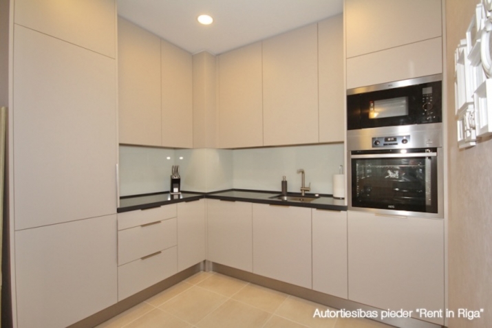 Sludinājumi. Tiek izīrēts mēbelēts, aprīkots 2-istabu dzīvoklis Strēlnieku un Alberta ielu krustojumā. No Cena: 1000 EUR/mēn Foto #4