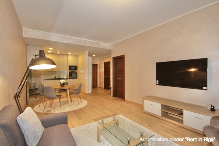 Sludinājumi. Tiek izīrēts mēbelēts, aprīkots 2-istabu dzīvoklis Strēlnieku un Alberta ielu krustojumā. No Cena: 1000 EUR/mēn Foto #2