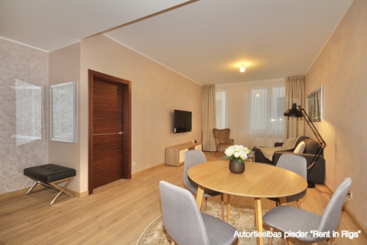 Sludinājumi. Tiek izīrēts mēbelēts, aprīkots 2-istabu dzīvoklis Strēlnieku un Alberta ielu krustojumā. No Cena: 1000 EUR/mēn Foto #3