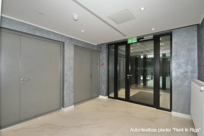 Sludinājumi. Tiek izīrēts mēbelēts, aprīkots 2-istabu dzīvoklis Strēlnieku un Alberta ielu krustojumā. No Cena: 1000 EUR/mēn Foto #9