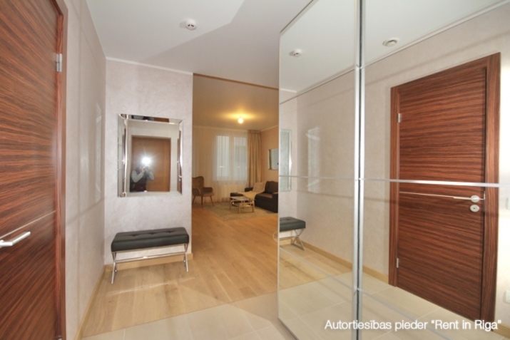 Sludinājumi. Tiek izīrēts mēbelēts, aprīkots 2-istabu dzīvoklis Strēlnieku un Alberta ielu krustojumā. No Cena: 1000 EUR/mēn Foto #7