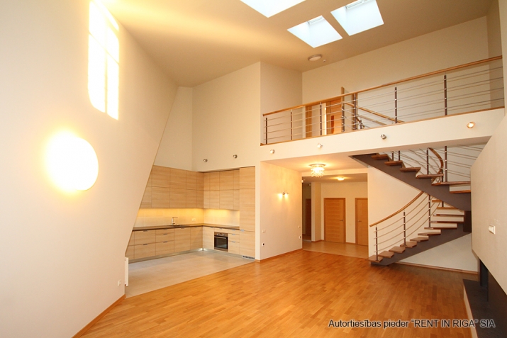 Sludinājumi. Tiek piedāvāts divstāvīgs LUX klases dzīvoklis jaunā projekta ēkā Vecrīgā. Īpašums šobrīd ir Cena: 800000 EUR Foto #2