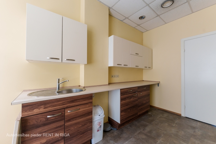 Sludinājumi. Tirdzniecības telpas/birojs - Rīgas centrā.  Telpu kopējā platība 210 m2  + Telpas ērtā un izdevīgā Cena: 2000 EUR/mēn Foto #7