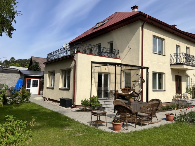 Sludinājumi. Tiek pārdota uzreiz apdzīvojama dvīņu mājas sekcija Bulduros, tikai pāris soļu attālumā no upes, ar Cena: 469000 EUR Foto #1