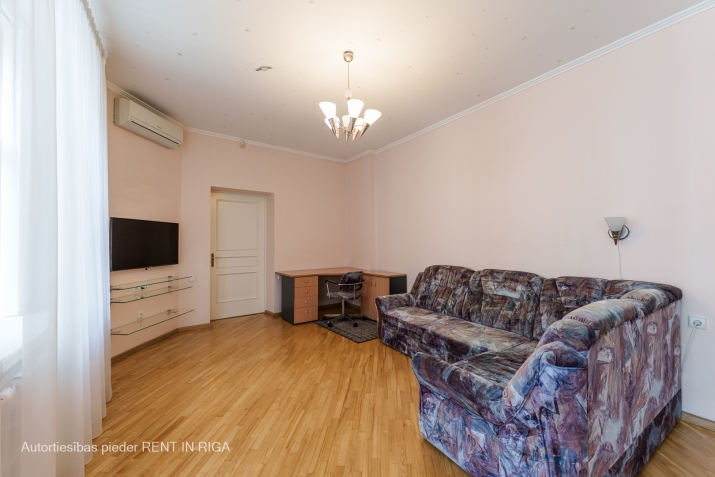 Sludinājumi. Īrei pieejams silts un plašs 4- istabu dzīvoklis Rīgas centrā.   Ērts plānojums, kas sastāv no Cena: 890 EUR/mēn Foto #5