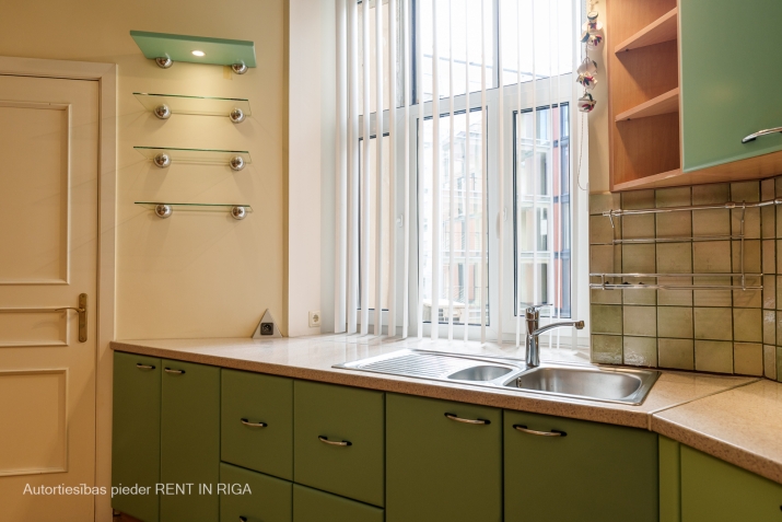 Sludinājumi. Īrei pieejams silts un plašs 4- istabu dzīvoklis Rīgas centrā.   Ērts plānojums, kas sastāv no Cena: 890 EUR/mēn Foto #8