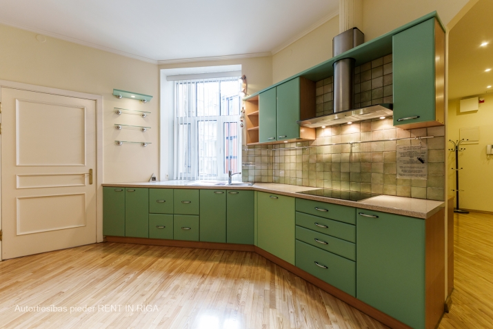 Sludinājumi. Īrei pieejams silts un plašs 4- istabu dzīvoklis Rīgas centrā.   Ērts plānojums, kas sastāv no Cena: 890 EUR/mēn Foto #7