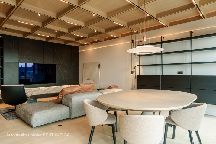 Объявление. Продается уникальная пентхаус-квартира в престижном тихом центре Риги. Доступен для аренды: Цена: 2.1e+06 EUR Foto #8