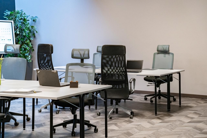 Sludinājumi. Izīrē biroju Krasta ielā. Cenā iekļautas visas izmaksas.  Pilnībā renovēta ēka.  Telpas var aprīkot Cena: 1080 EUR/mēn Foto #2