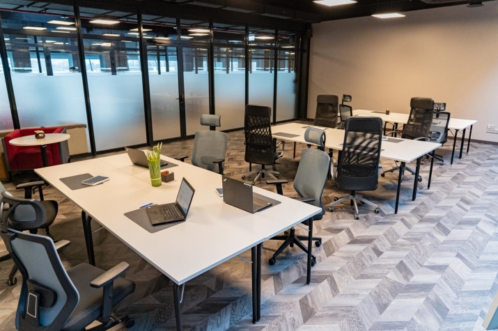 Sludinājumi. Izīrē biroju Krasta ielā. Cenā iekļautas visas izmaksas.  Pilnībā renovēta ēka.  Telpas var aprīkot Cena: 1080 EUR/mēn Foto #4