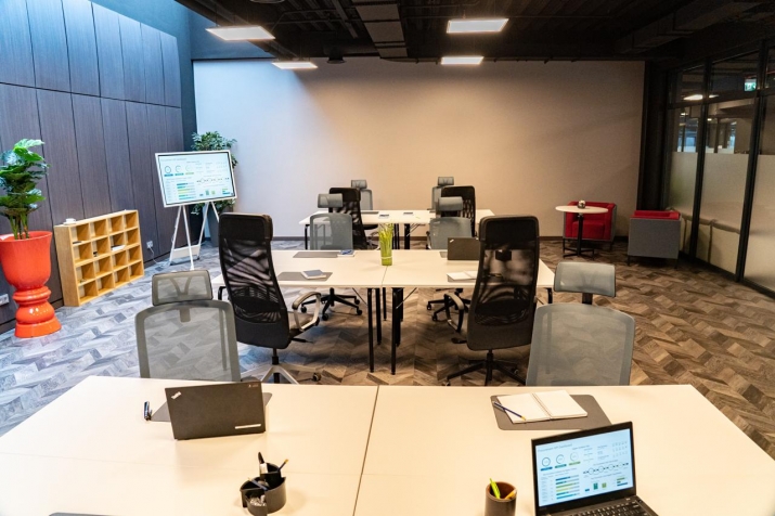 Sludinājumi. Izīrē biroju Krasta ielā. Cenā iekļautas visas izmaksas.  Pilnībā renovēta ēka.  Telpas var aprīkot Cena: 1080 EUR/mēn Foto #5