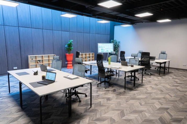 Sludinājumi. Izīrē biroju Krasta ielā. Cenā iekļautas visas izmaksas.  Pilnībā renovēta ēka.  Telpas var aprīkot Cena: 1080 EUR/mēn Foto #6