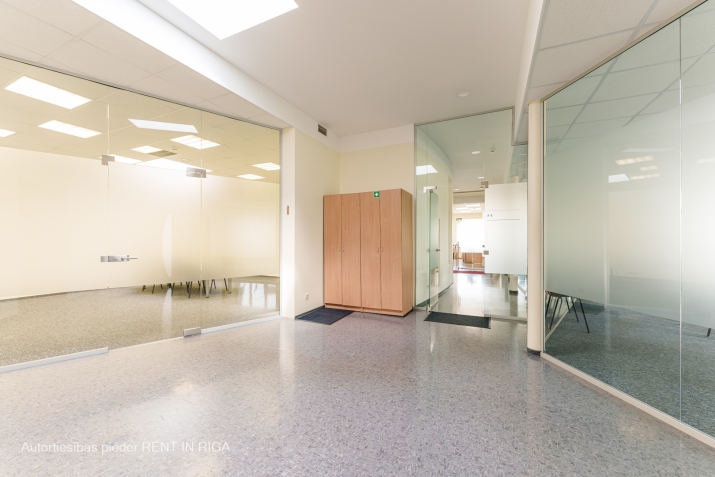 Sludinājumi. Piedāvājumā biroja telpas Rankas ielā 13!  Šajā piedāvājumā ir daļa no biroja, telpas ir Cena: 930 EUR/mēn Foto #8