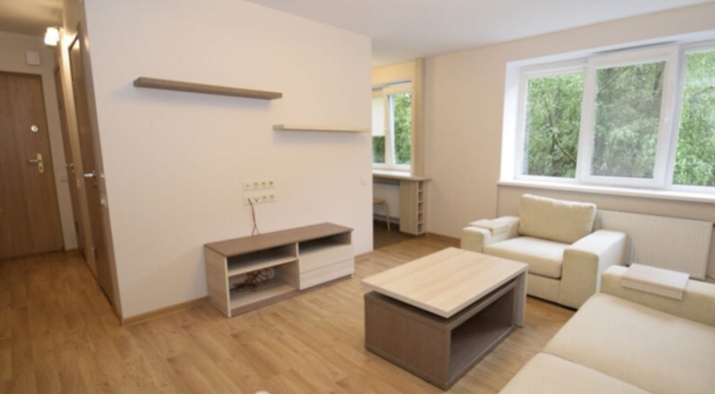 Sludinājumi. Studio tipa dzīvoklis ar balkonu pie Mežaparka.  Dzīvoklī ir viesistaba, kas apvienota ar virtuvi, Cena: 76000 EUR Foto #1