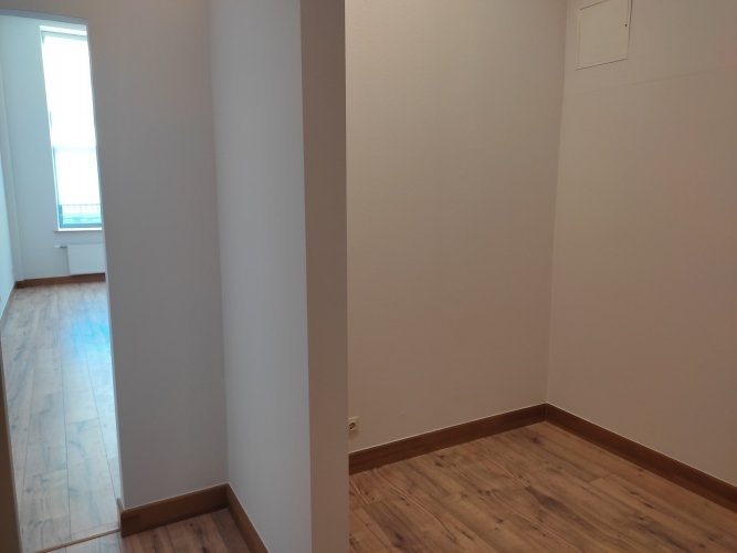 Sludinājumi. Birojs Valdemāra pasāžā.  Atvērts plānojums. Divas durvis ar izeju no vienas puses uz koridoru, no Cena: 496 EUR/mēn Foto #3