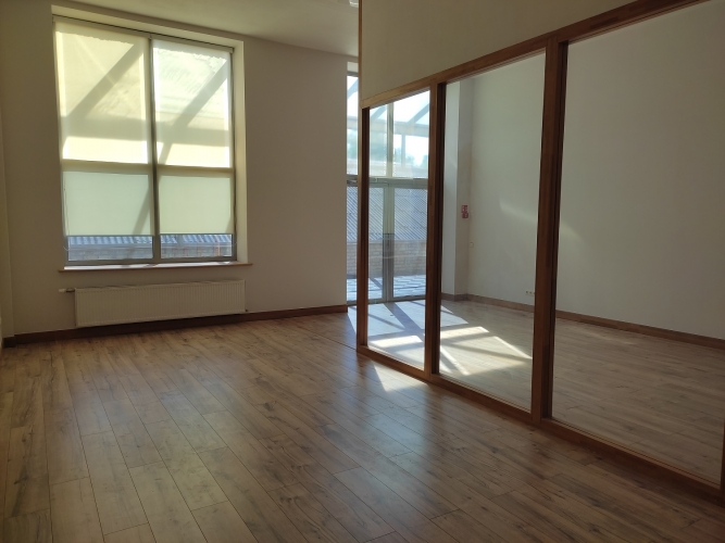 Sludinājumi. Birojs Valdemāra pasāžā.  Atvērts plānojums. Divas durvis ar izeju no vienas puses uz koridoru, no Cena: 496 EUR/mēn Foto #1