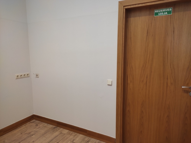 Sludinājumi. Birojs Valdemāra pasāžā.  Atvērts plānojums. Divas durvis ar izeju no vienas puses uz koridoru, no Cena: 496 EUR/mēn Foto #4