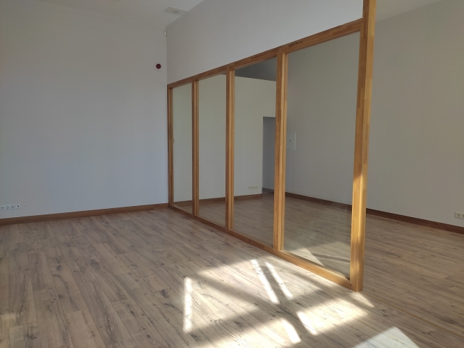 Sludinājumi. Birojs Valdemāra pasāžā.  Atvērts plānojums. Divas durvis ar izeju no vienas puses uz koridoru, no Cena: 496 EUR/mēn Foto #2