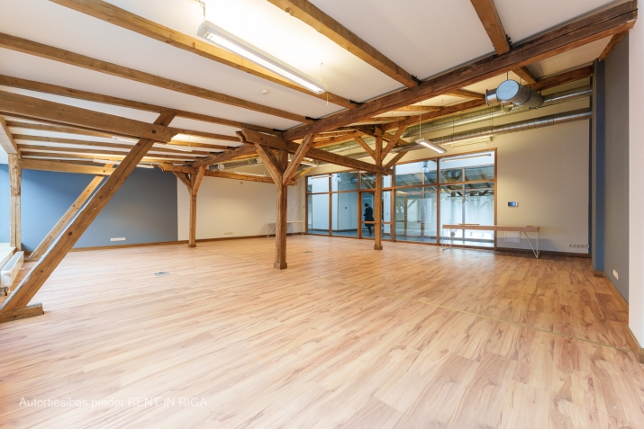 Объявление. Iznomā modernu biroju ar saglabātu koka bēniņu arhitektūru.  Atvērts plānojums. Stiklotas durvis un Цена: 930 EUR/мес. Foto #2