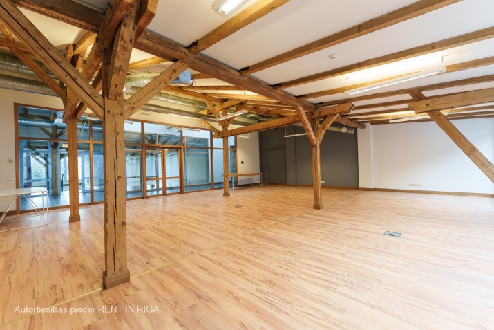 Объявление. Iznomā modernu biroju ar saglabātu koka bēniņu arhitektūru.  Atvērts plānojums. Stiklotas durvis un Цена: 930 EUR/мес. Foto #4