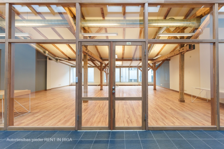 Объявление. Iznomā modernu biroju ar saglabātu koka bēniņu arhitektūru.  Atvērts plānojums. Stiklotas durvis un Цена: 930 EUR/мес. Foto #5